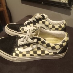 Black and white checkered Van's men size 6.5 or women size 8